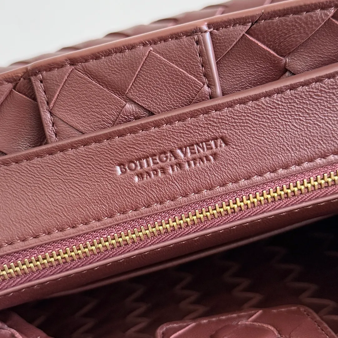 The 2023 new Andiamo batch of 1860 BV has been shipped‼ ️Really popular🔥The new Andiamo woven handbag launched by Bottega Veneta this season is really popular all over the world! ! Celebrities at home and abroad have worn it, and Oscar-winning actress Michelle Yeoh has taken it out on the street. Song Jia, Trai Yara, Yu Feihong, Sanji Ayaka, Rosie Hunting-Whiteley, Yoshioka Riho, etc. have all picked up this bag. It is classic and versatile, showing off its temperament, and the bag capacity is also large, which is very convenient for daily commuting! ! A variety of carrying methods, the shoulder straps can be adjusted by yourself, the original lambskin feels soft and delicate, and the unisex style breaks gender boundaries and brings a more practical and longer-lasting use experience. Andiamo, which has both elegant and casual styles, perfectly interprets the true appearance of "fashionable old money style". Style number: 743568 Size: 25*22*10.5cm